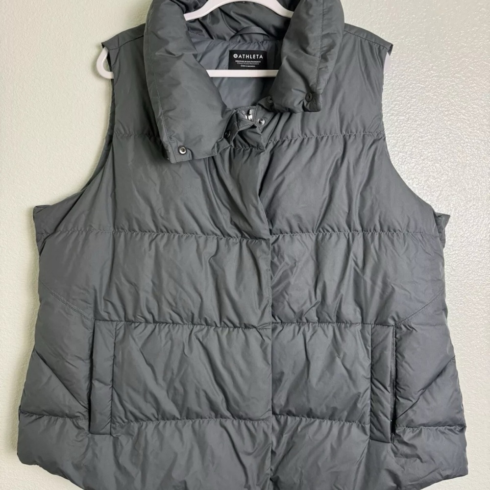 Athleta Gray Quilted Puffer Vest with Zipper Closure